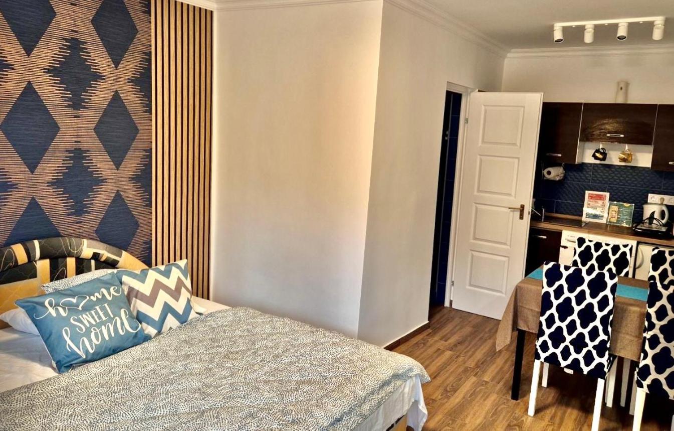 2 Rooms Retro Guesthouse In A Silent Garden Вечеш Екстериор снимка